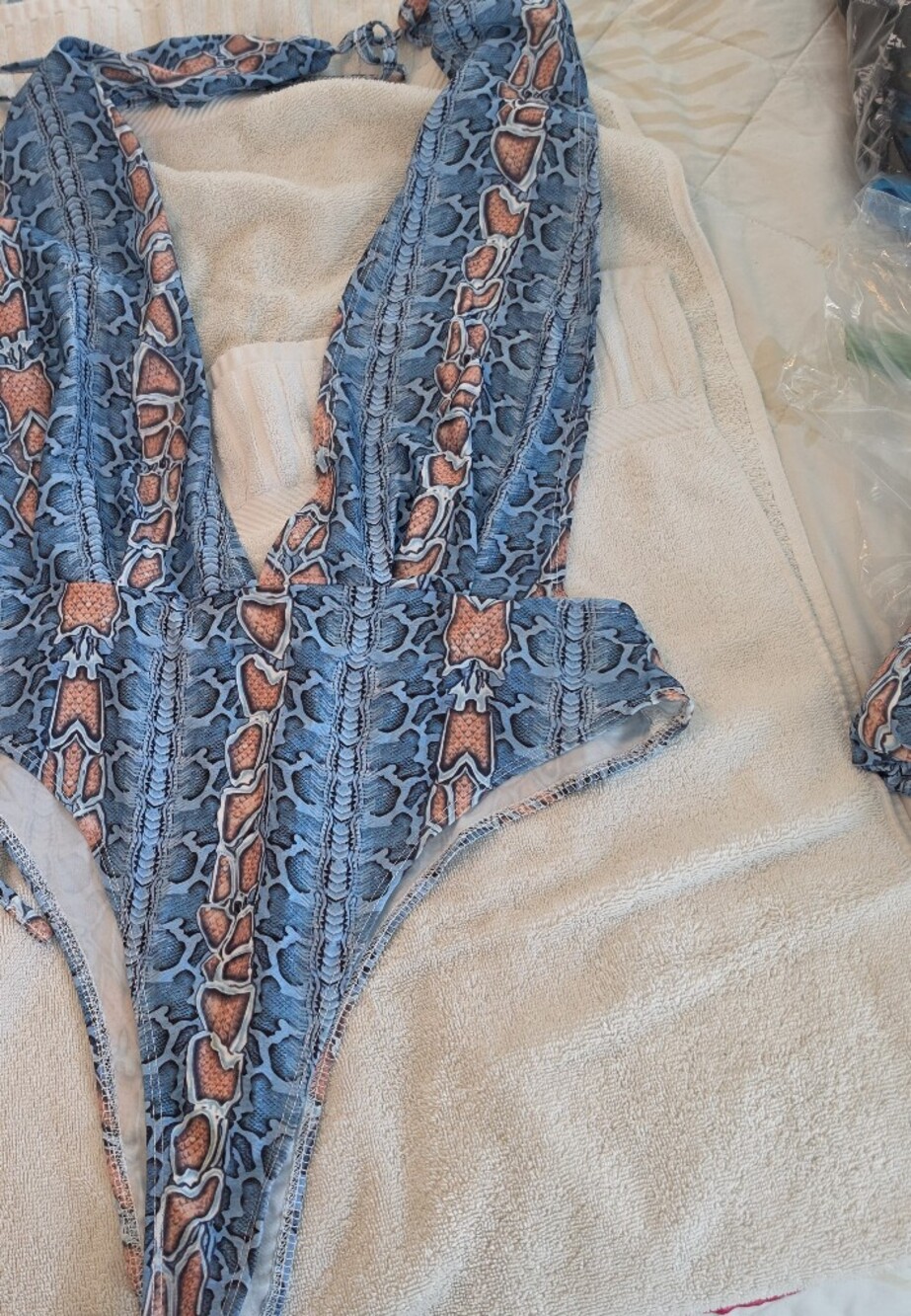Shein Set Blue Snake-Print One-Piece Swimsuit And Cover Up. Super Sexy!